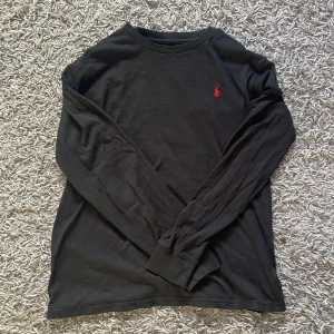 Polo Ralph Lauren tröja - En svart polo tröja med långa armar. Använd några gånger men inga skador eller andra märkvärdigheter.