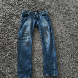Blå jeans från Replay - Säljer ett par snygga blå jeans från Replay i modellen Grover. De har en klassisk straight fit och är i bra skick skulle säga 9/10 och dem är använda 5-10 gånger.