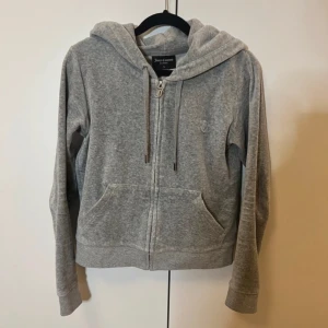 Juicy Couture kofta grå - Grå Juicy couture kofta i storlek S. Inga defekter. I mycket fint skick💕
