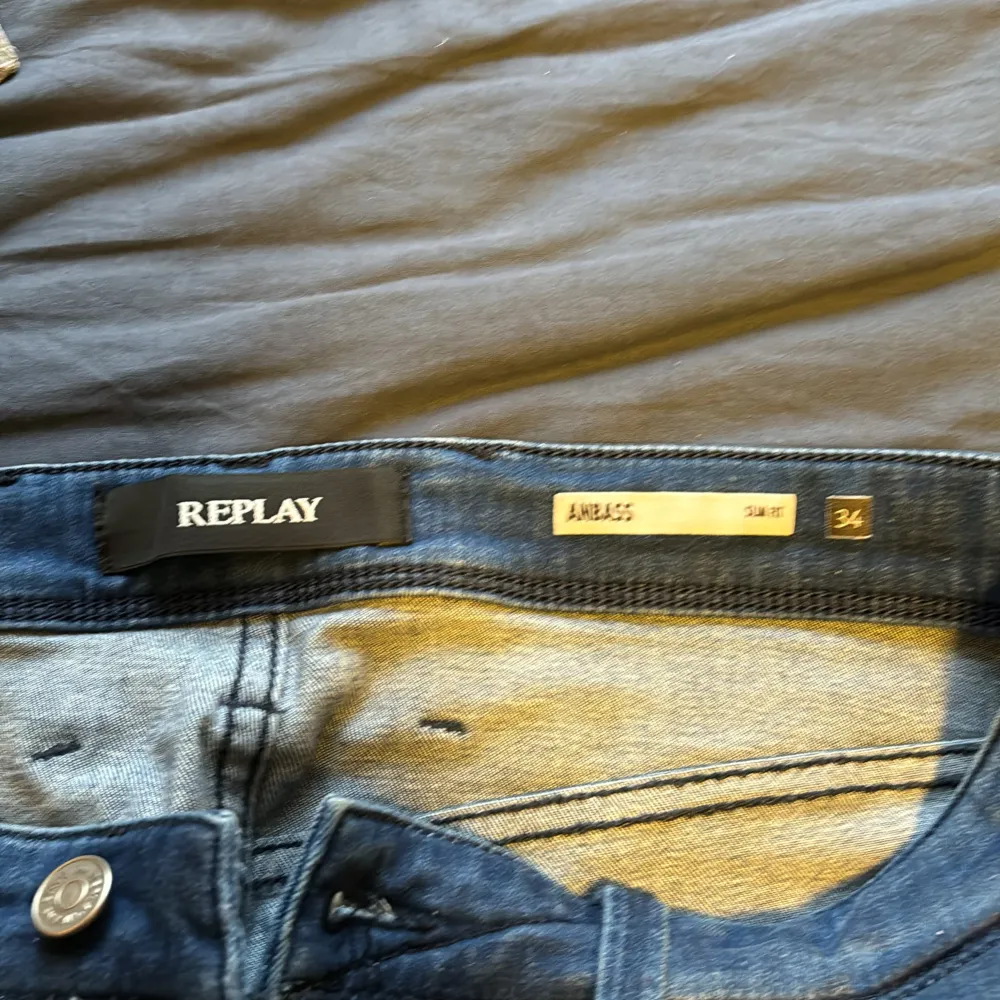 Säljer ett par snygga blå jeans från Replay i modellen Anbass. De har en klassisk femficksdesign och en bekväm passform. Perfekta för både vardag och fest! 🕺34w 32L. Farkut & Housut.