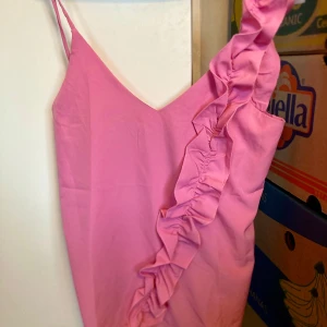 Linne strl 40 - Rosa linne i strl 40 med volanger framtill. Helt ny, aldrig använd. 