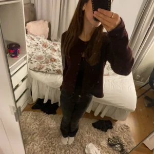 Svarta low waist jeans  - Säljer dom här fina svarta low wait jeansen från Gina. Säljer dom så dom har blivigt för små. Färgen har gått ut lite och dom har gått upp super lite där nere men absolut inget man ser. Pris går att diskutera 