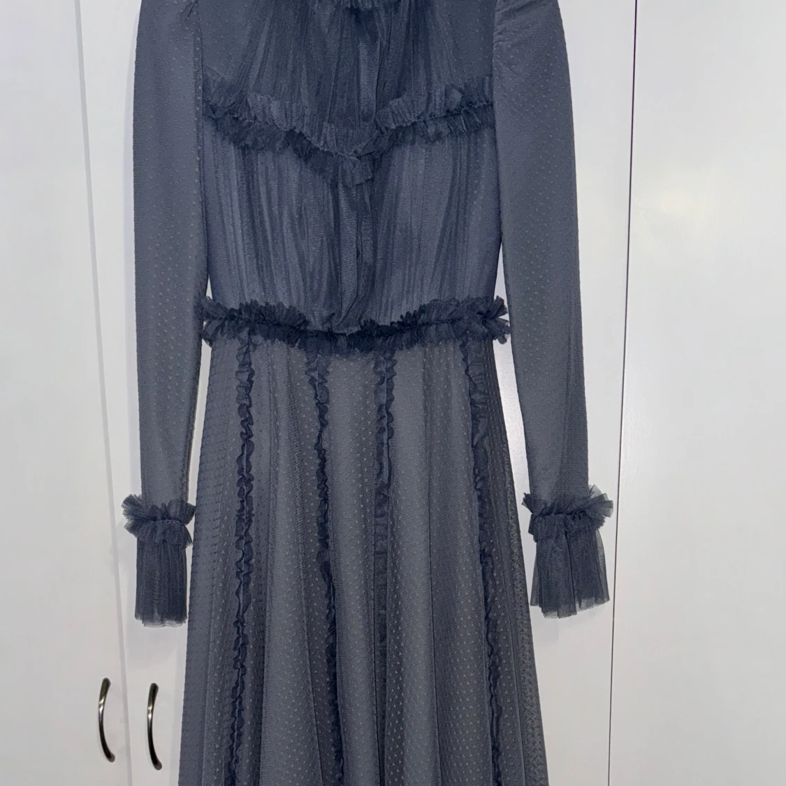 Grå långklänning med volangdetaljer - 90