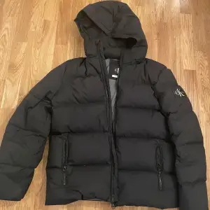 Calvin klein puffer vinter jacka. Storlek L