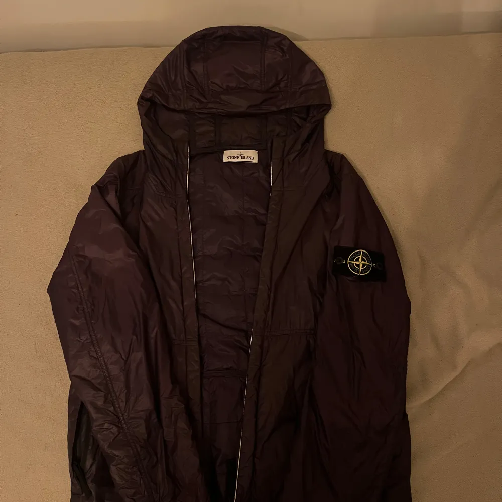 Säljer en snygg mörklila jacka från Stone Island i mycket bra skick. Jackan har en modern design med huva och är tillverkad i ett slitstarkt material med Primaloft-isolering för extra värme. Perfekt för höst och vår! Först till kvarn. Pris kan diskuteras . Jackor.