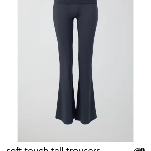 Gråa tall yoga pants från gina - Gråa tall yoga pants🥰endast använda en gång så i super skick!! Perfekta för långa ben