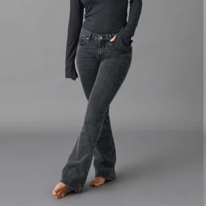 Svarta bootcut jeans - Snygga gråa bootcut jeans från Ginatricot i mycket bra skick. Nypris 499kr💕💕💕