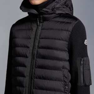 Moncler cardigan - Säljer en moncler cardigan i bra skick den är i storlek S perfekt för lite kyligare väder. Passar både till vardags och lite finare tillfällen.