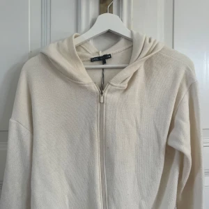 Beige hoodie från Zara - Säljer en supermjuk och stilren beige hoodie från Zara i storlek S. Perfekt för både mysiga hemmakvällar och vardagsäventyr. Den har en praktisk dragkedja och en skön huva. Passar perfekt till höst och vår!