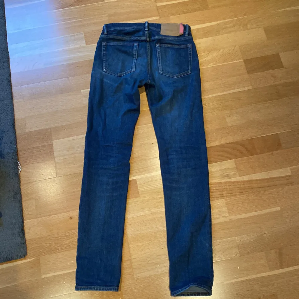 Säljer ett par snygga blå jeans från Acne Studios som är en del av Blå Konst. Priset är diskuterbart. Jeans & Byxor.