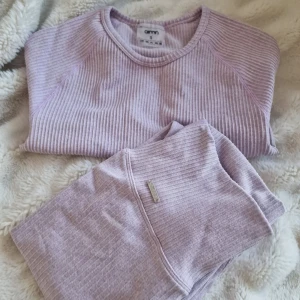 Lila ribbad träningsset från Aim'n - Säljer ett superfint lila ribbad träningsset med tights och croppad tröja från Aim'n. Perfekt för träning eller en chill dag. Den har långa ärmar och en tight passform som framhäver figuren. Endast testad. 