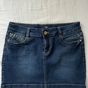 Jeanskjol från Sinsay - Snygg jeanskjol från Sinsay i mörkblå denim. Den är lågmidjad och så fiiin❤️❤️❤️.