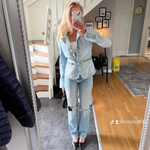 Ljusblå jeans - Säljer en snygg ljusblå jeans som har slitna detaljer vid knäna för en trendig look. Perfekt för en avslappnad men stilren outfit. Passar bra till både vardag och fest i den perfekta färgen!