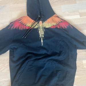 Söljer nu min Marcelo burlon hoodie i bra skick utan några alls defekter