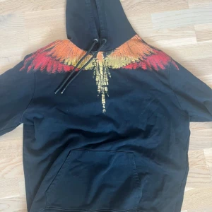 Marcelo burlon hoodie - Söljer nu min Marcelo burlon hoodie i bra skick utan några alls defekter