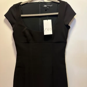 Svart miniklänning - Säljer en helt ny svart miniklänning från zara som fortfarande har prislappen kvar. Den har en väldigt smickrande urringning Skulle skicka tillbaka den så den inte passade men glömde bort det så säljer den här istället. 