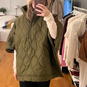 Olivgrön quiltad poncho med trekvartsärm - Säljer nu en så fin olivgrön quiltad poncho/jacka med korta ärmar och dragkedja. Den har en loose passform och är en dröm till hösten/våren 🍂 tyvärr är den lite för stor för mig som är 163 cm, passar nog bättre på någon som är längre. Finns dragsko för att dra åt i midjan. Superfint skick!
