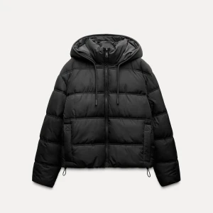 Svart pufferjacka - Säljer en svart pufferjacka i mycket bra skick. Den är perfekt för höst och vinter med sin varma och vadderade design. Den har en normal passform och långa ärmar, vilket gör den både stilren och praktisk. Den har tyvärr hål i ena fickan. 