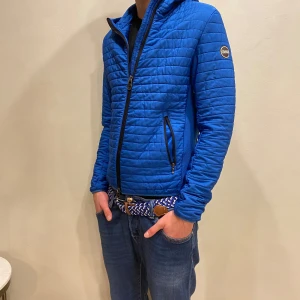 Colmar Jacka - Hej! Säljer nu min jacka från märket Colmar, storlek 48/S, bra skick modellen är 184cm och väger 70kg . Tveka inte på att höra av dig om du har frågor eller funderingar kring jackan!