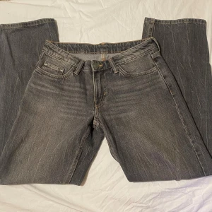 Grå arrow low straight jeans - Jätte fina gråa low waist jeans från weekday, knappt använda, inga tecken på användning. Midjemått 35, innerbenslängd 72.