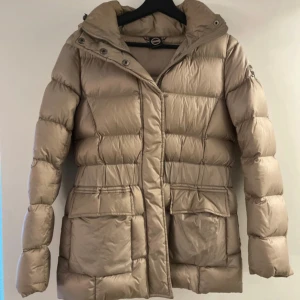 Jacka - Beige colmar jacka i använt skick. Kan gå ner i pris vid snabb affär 