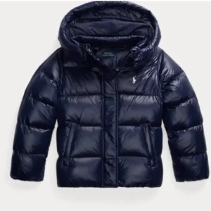 Mörkblå dunjacka från Ralph Lauren - Söker en sån polo jacka,men andra färger funkar också!❄️🧥HÖR AV ER!💘(xs-s)