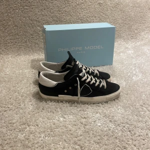 Philippe model skor  - Säljer ett par snygga svarta sneakers från Philippe Model i perfekt skick, snörerna är lite missfärgade men inget man tänker på, kommer dock även med helt nya extra snören Samt OG box från Philippe model. Storleken är 44 passar även 43. Skick 8,8/10. Mvh 101 store!🙌🏼