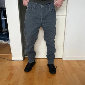Grå Levis 511 40-32 - Säljer ett par grå Levis 511 jeans i bra skick. De har en slim passform och är tillverkade i jeansmaterial. Perfekta för både vardag och fest! 🖤