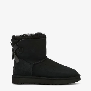 UGG MINI BAILEY BOW II - Black - Äkta UGG MINI BAILEY BOW II - Black Sparsamt använda. Köpta för 2860 kr på Zalando. De är gjorda av skinn och har en mysig pälsfodring inuti. Baktill finns en söt rosettdetalj som ger en extra touch 🎀Perfekta för kalla vinterdagar! ☃️ https://www.zalando.se/ugg-mini-bailey-bow-ii-vinterstoevlar-black-ug111y00l-q11.html 