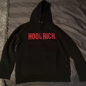 Svart hoodie från Hoodrich - Säljer en svart hoodie från Hoodrich i bra skick. Använd ganska mycket men inte hål eller liknande storlek S