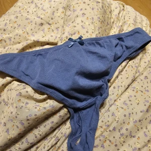 Använda trosor  - Säljer använda trosor 2st härliga doftande för mer information adda min kik sweetdolly24  postar trosor frakt står du för