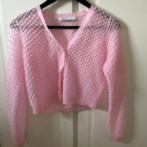 Rosa kofta från ZARA - Superfin rosa kofta från ZARA. Den är långärmad och har knappar framtill. Perfekt för vår och sommar när du vill ha något lätt och sött att slänga på dig. Passar både till vardags och fest! 💖