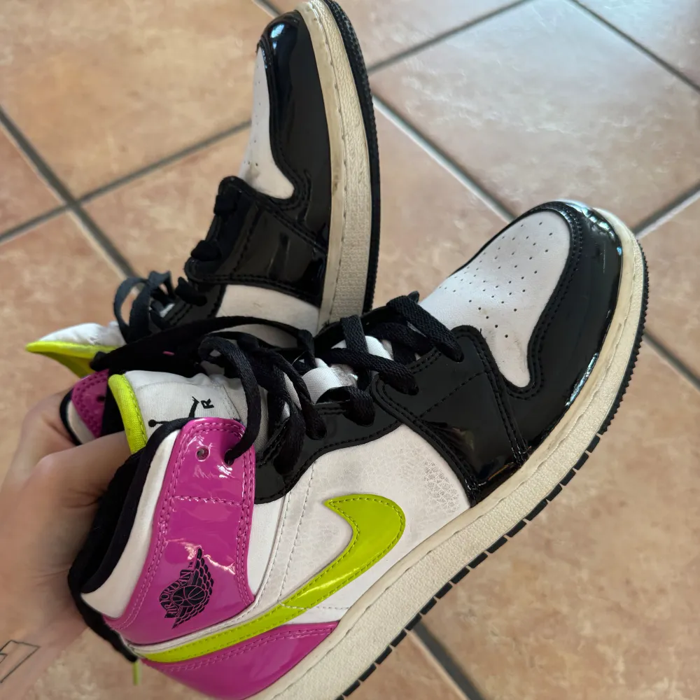 Säljer ett par Nike Air Jordans i bra skick! De har en cool färgkombination av svart, vit, rosa, limegrön och blå. Storlek dam 38/Youth 5.5 US. Ena snöret saknar en rosa plastbit (se bild).. Skor.