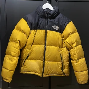 The north face jacka - Säljer min schyssta North Face jacka då den är för liten för mig.| Fin jacka som är sparsamt använd.|  Skicket 8/10 inga tecken på skador eller liknande.| Bara att höra av er vid funderingar eller liknande.|🤩