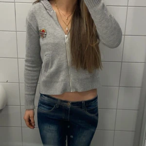 Grå kofta från Zadig & Voltaire - Säljer denna kashmir kofta från Zadig Voltaire, den är 100% kashmir, tröjan är slutsåld och sälja inte längre 