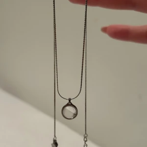 Edblad halsband  - Fint silverhalsband med en rund glasberlock. Från Edblad, nyskick. 