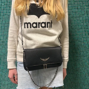 Zadig & Voltaire Rock axelremsväska  - Säljer nu min helt nya Zadig & Voltaire väska eftersom den inte kommer till användning.💓Väskan kommer med två kedjeremmar, en kortare och en längre, en dustbag och en prislapp. Köpt för 4000 kr men säljer för endast 1999 kr!🩷🩷