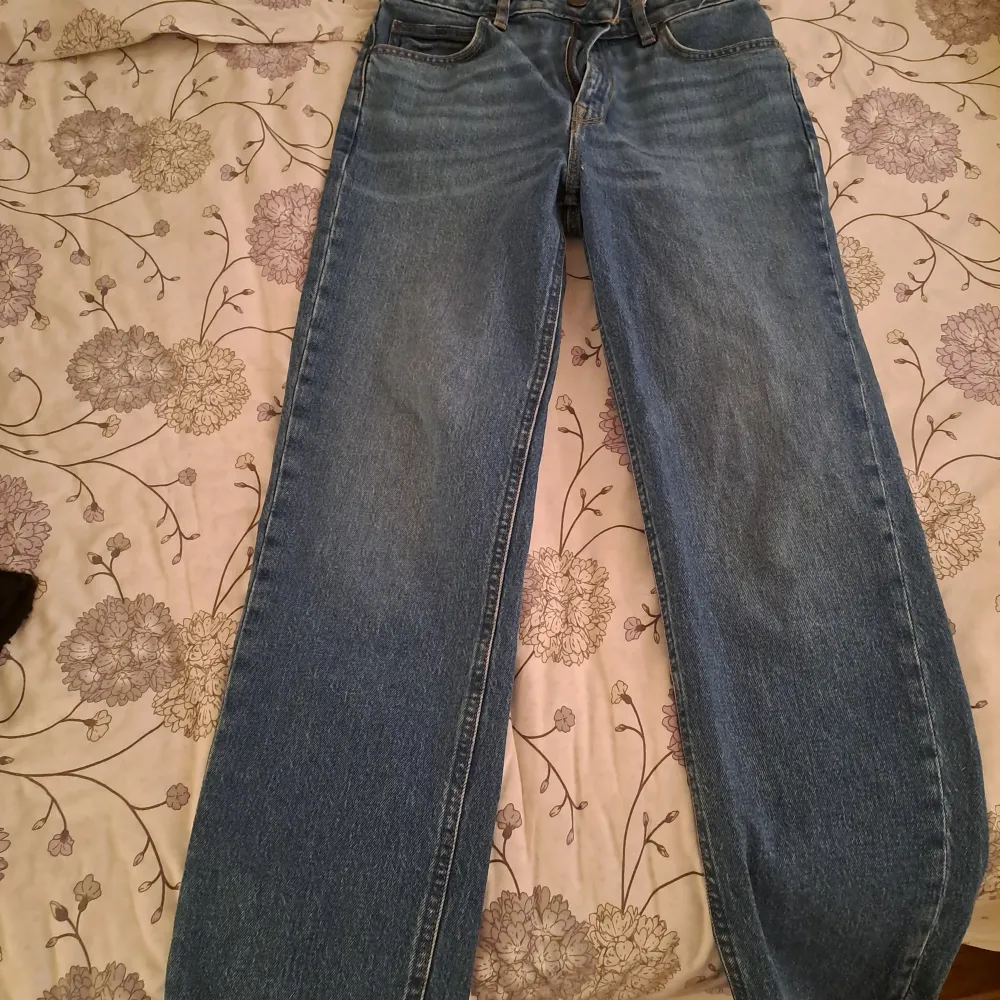 Säljer ett par klassiska blå jeans från Lee i storlek W27 L33. De har en straight passform och är i mycket bra skick. . Jeans & Byxor.