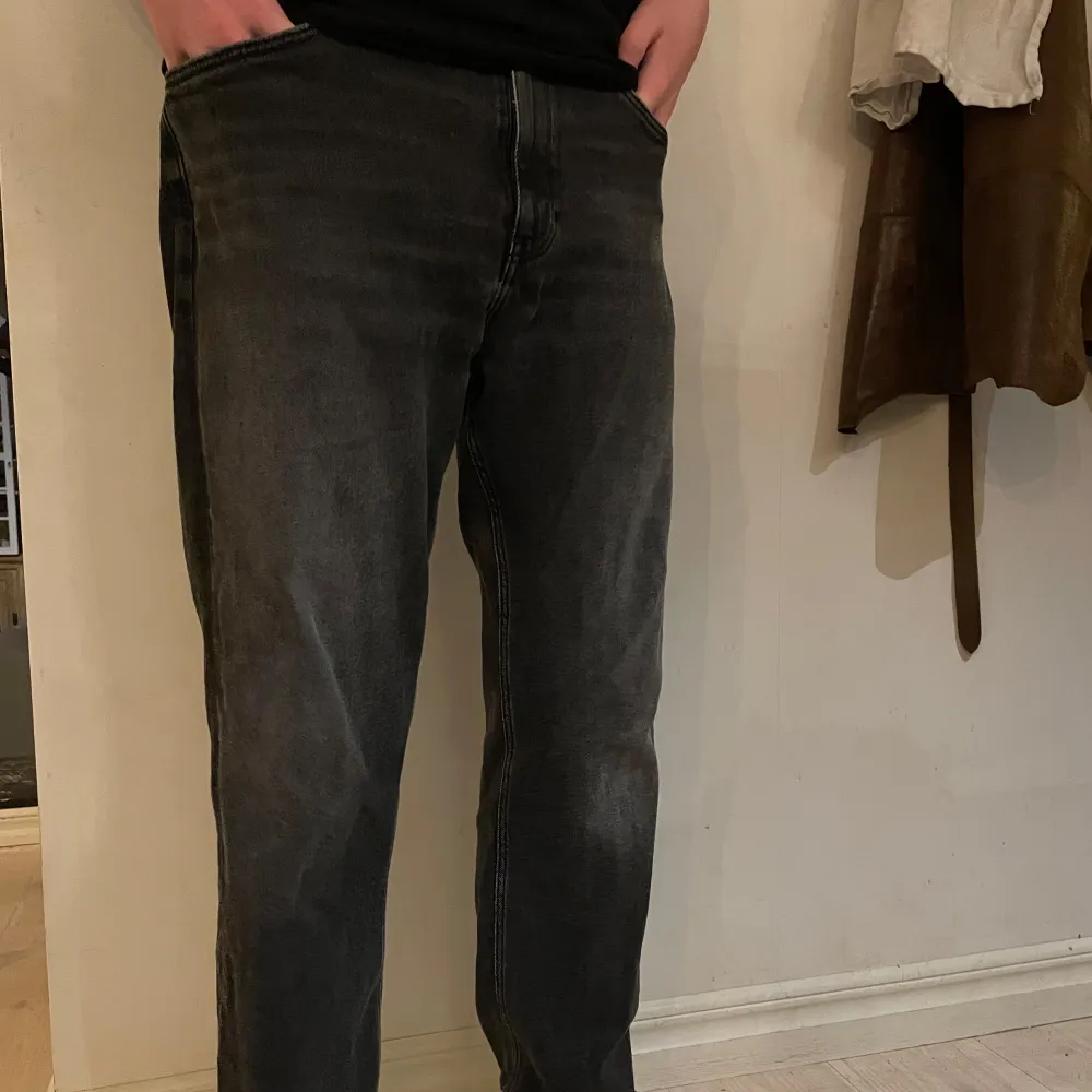 Säljer ett par snygga svarta jeans från Gant i bra skick. De har en normal passform och är perfekta för både vardag och fest.                                  Använd 3 gånger sedan bara varit i garderob. Perfekta för höst och vinter!. Jeans & Byxor.