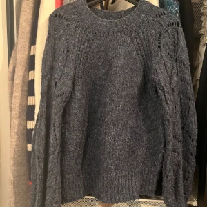Mysig blå stickad tröja - Säljer en supermysig blå stickad tröja med snygga detaljer på ärmarna. Ett måste i garderoben för den som älskar stickat! 💙
