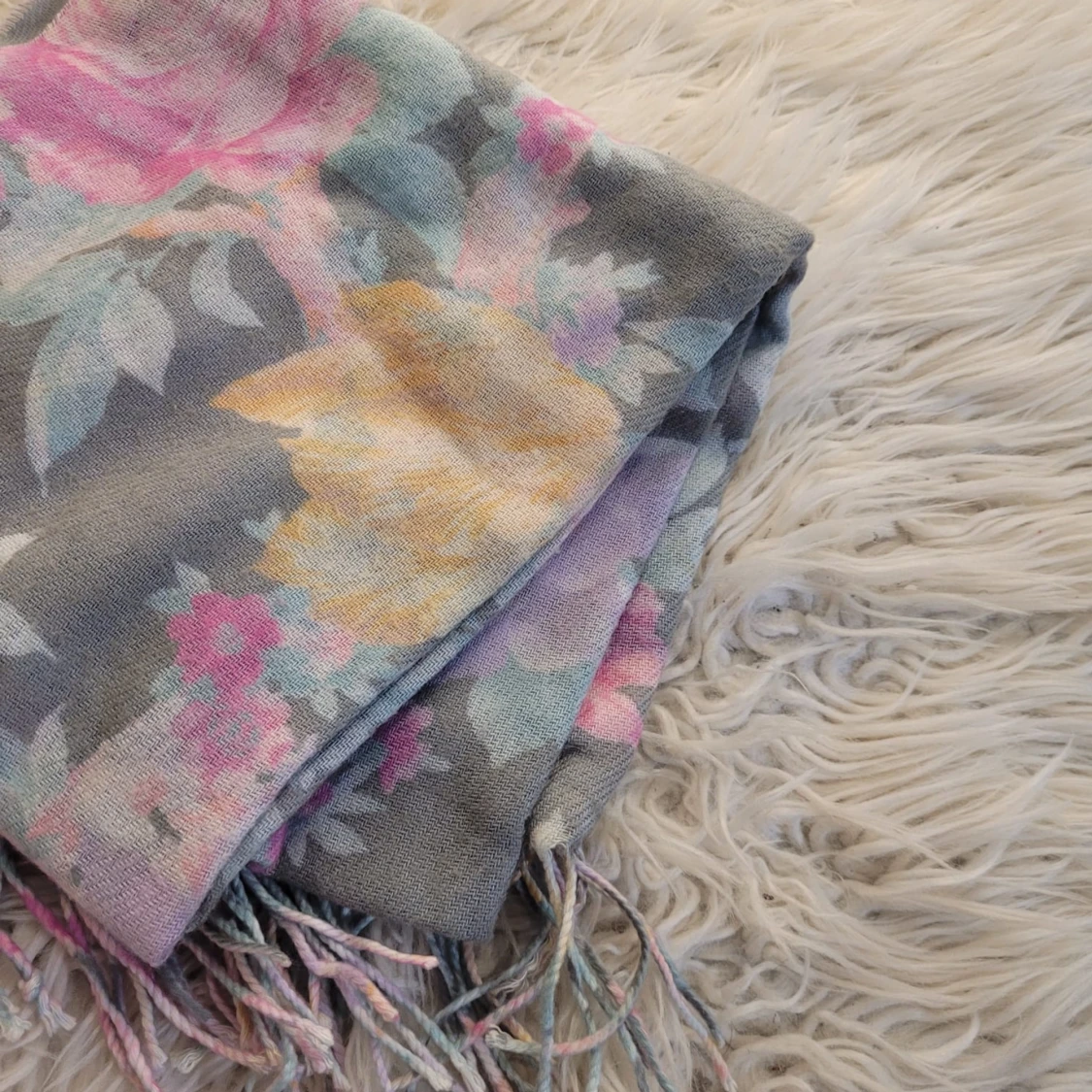 Blommig halsduk med fransar - 92