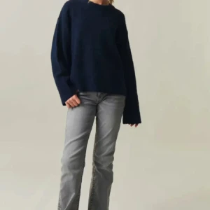 Mörkblå stickad tröja slutsåld - Säljer en supermysig mörkblå stickad tröja med långa ärmar. Perfekt för kyliga höst- och vinterdagar. Tröjan har en avslappnad passform och är gjord i ett mjukt material som håller dig varm och bekväm. Passar både till jeans och kjol!