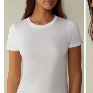 Intimissimi t-shirt  - MJUKASTE toppen från intimissimi, materialet heter bomull ultrafresh! Tar emot bud från 99 kr!!Säljer två till intimissimi t-shirts inne på mitt konto i annat material (svart och vit) så vid intresse av alla tre kan vi komma överens om en superdeal!!
