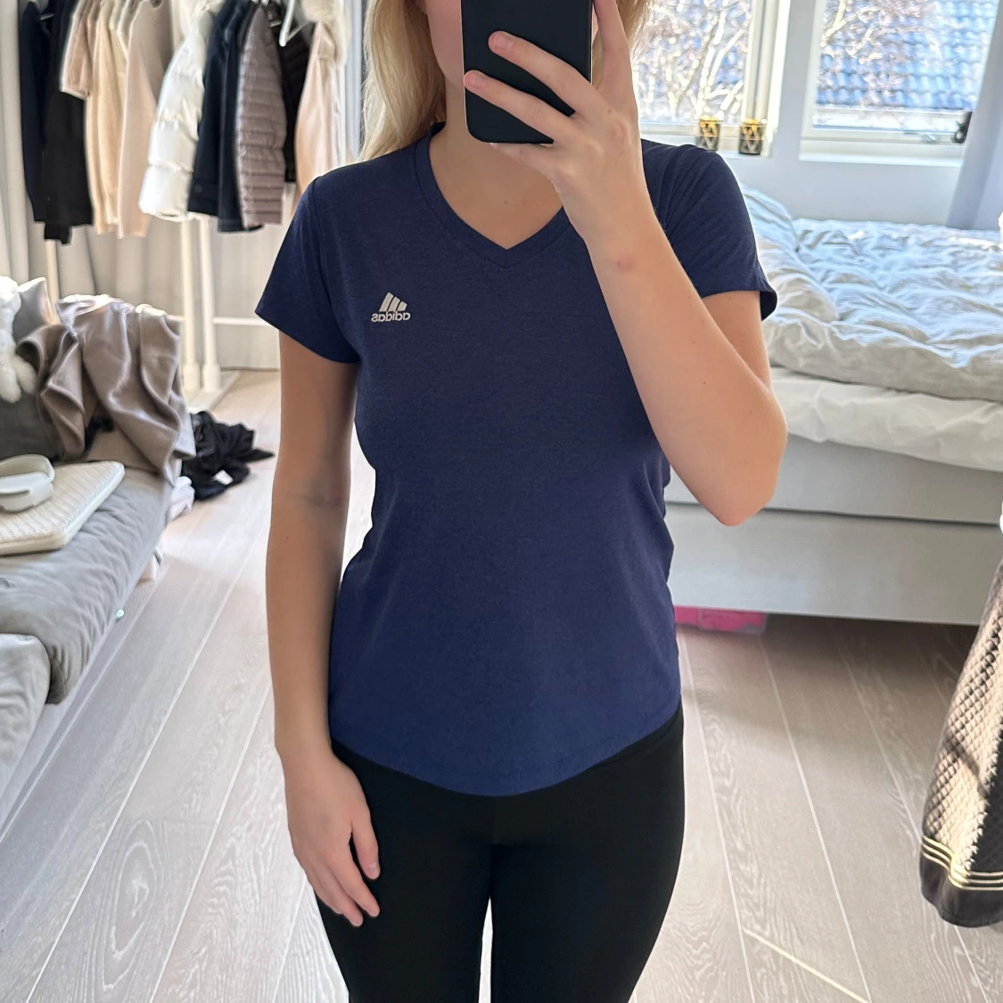 Mörkblå t-shirt från Adidas