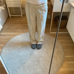 Beigea linnebyxor  - Säljer ett par beigea linne byxor i storlek xs!💘