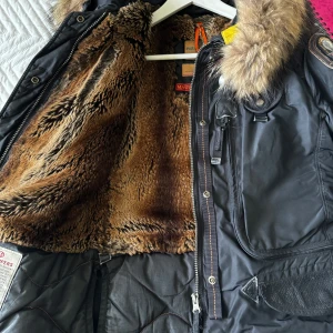 Parajumper jacka - Säljer nu min fina parajumper Denali jacka då jag har köpt en ny vinterjacka. Den har en fluffig päls runt kragen och även inuti jackan som man kan se på första bilder. Använd men är i ett gott skick. Inga defekter eller fläckar. ☺️🤍