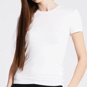 Vit t-shirt - Säljer en vit t-shirt i storlek L. Den är liten i storleken, den passar också M-S. Säljer pågrund av att den inte kommer till användning längre.💞