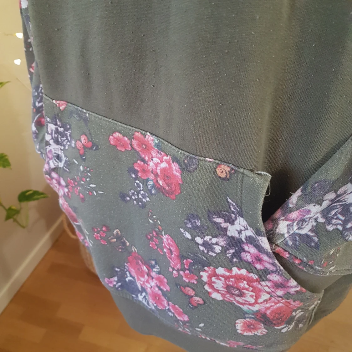 Olivgrön/blommig färgblock hoodie - 91