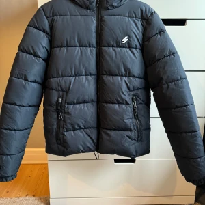 Superdry jacka - Dunjacka som aldrig är använd. Nypris ca 2000kr. Storlek S/M.