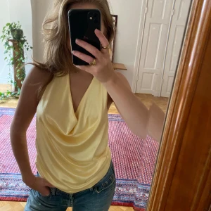 Gul topp - Sjukt snygg! Perfekt till middag eller fest! Pris kan diskuteras.